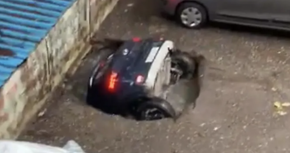 Video: Hyundai Venue bị hố tử thần nuốt chửng, biến mất trong vài giây