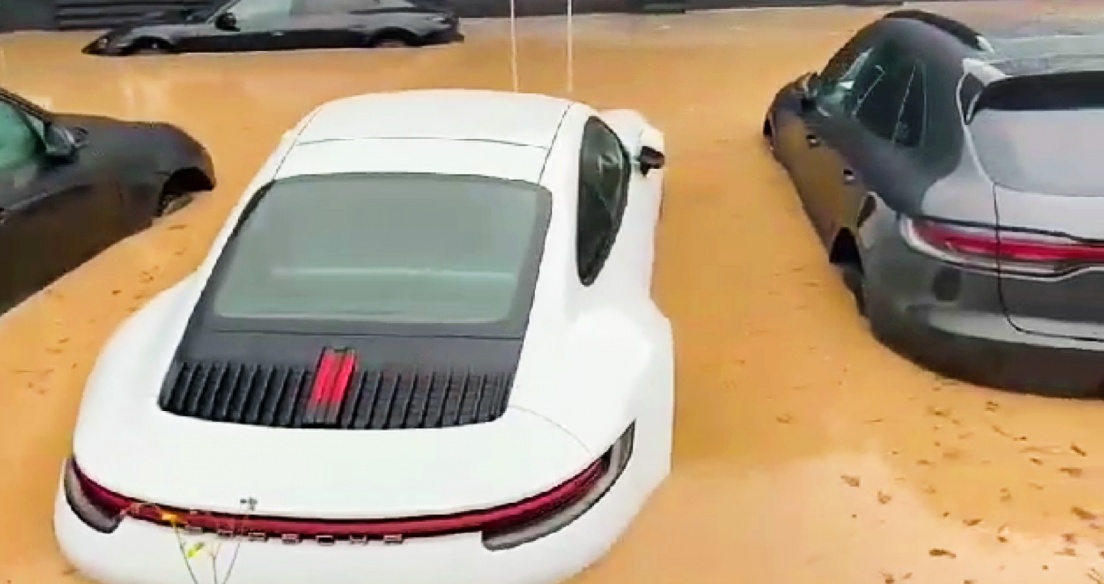 Video: Dàn xe Porsche mới cứng bị ngập trong nước sau trận mưa lũ