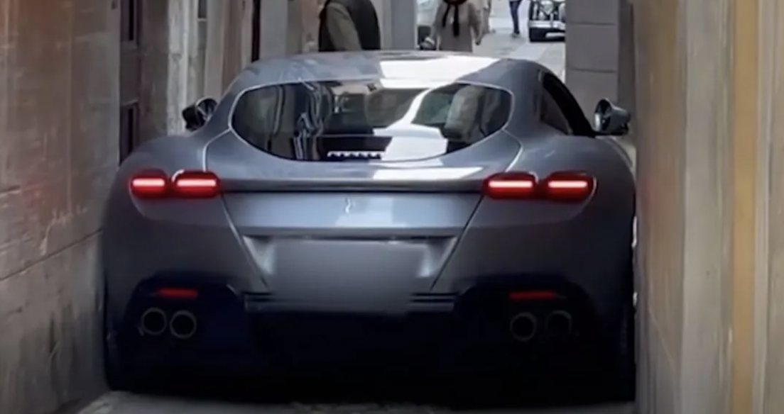 Cố chui vào ngõ hẹp, Ferrari Roma bị mắc kẹt khiến chủ xe đứng hình