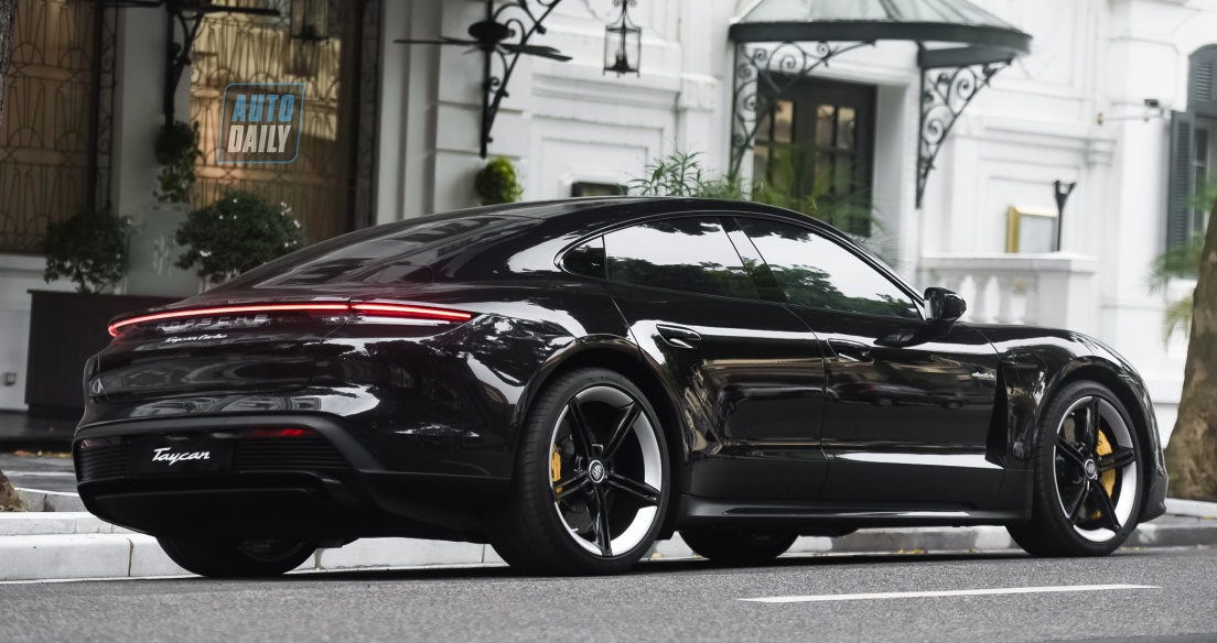 Chiêm ngưỡng xe điện Porsche Taycan Turbo màu đen đầu tiên Việt Nam