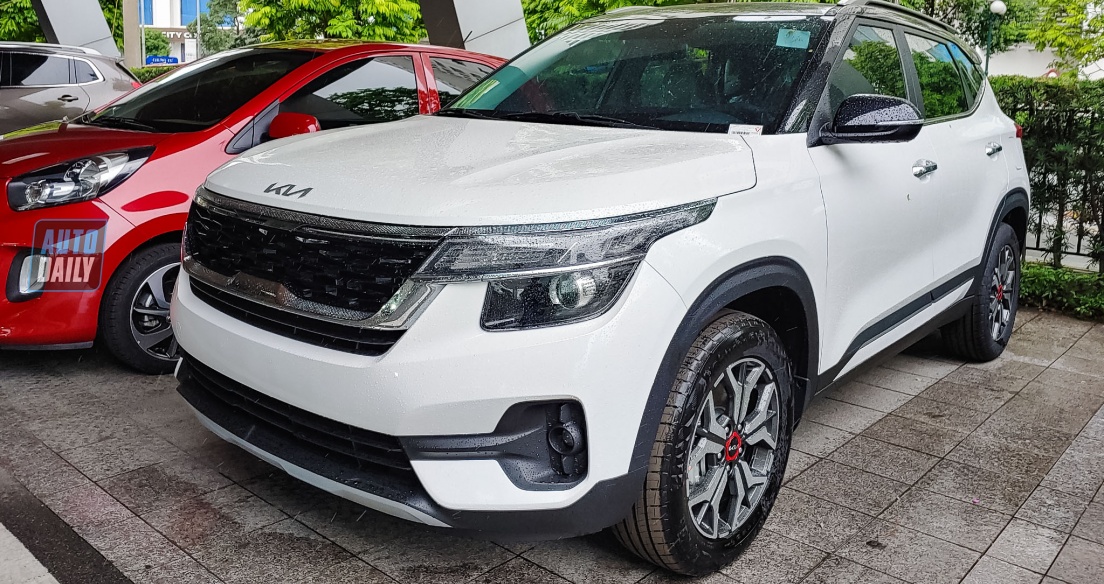 Ảnh thực tế Kia Seltos 2021 với logo mới tại đại lý