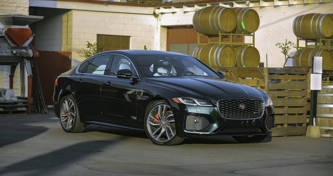 Độc lạ và thu hút với màu sơn British Racing Green trên Jaguar XF mới