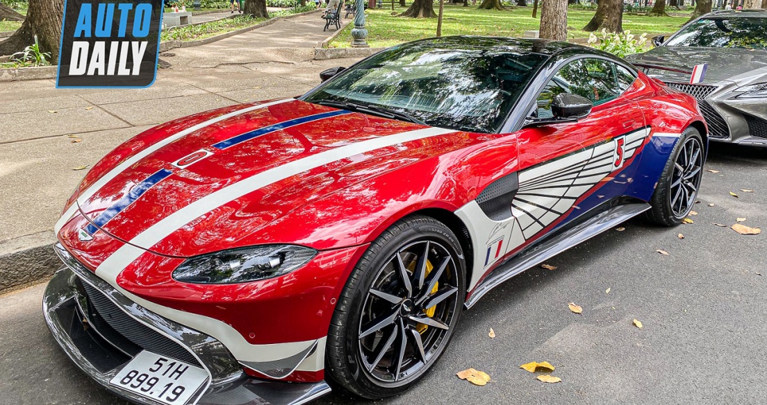 Minh Nhựa lái Aston Martin Vantage dạo phố cùng Lamborghini Huracan độ khủng