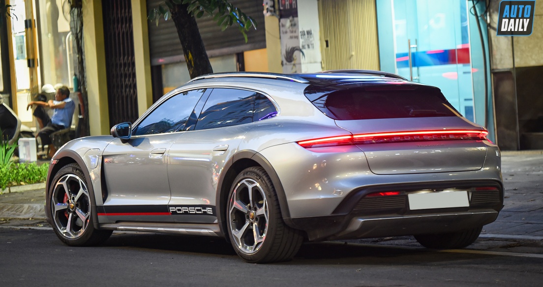 Diện kiến Porsche Taycan 4S Cross Turismo trên phố Hà Nội, giá từ 5,14 tỷ
