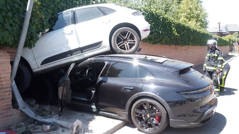 Hai chiếc Porsche nằm chồng lên nhau sau va chạm, lái xe không hề hấn gì