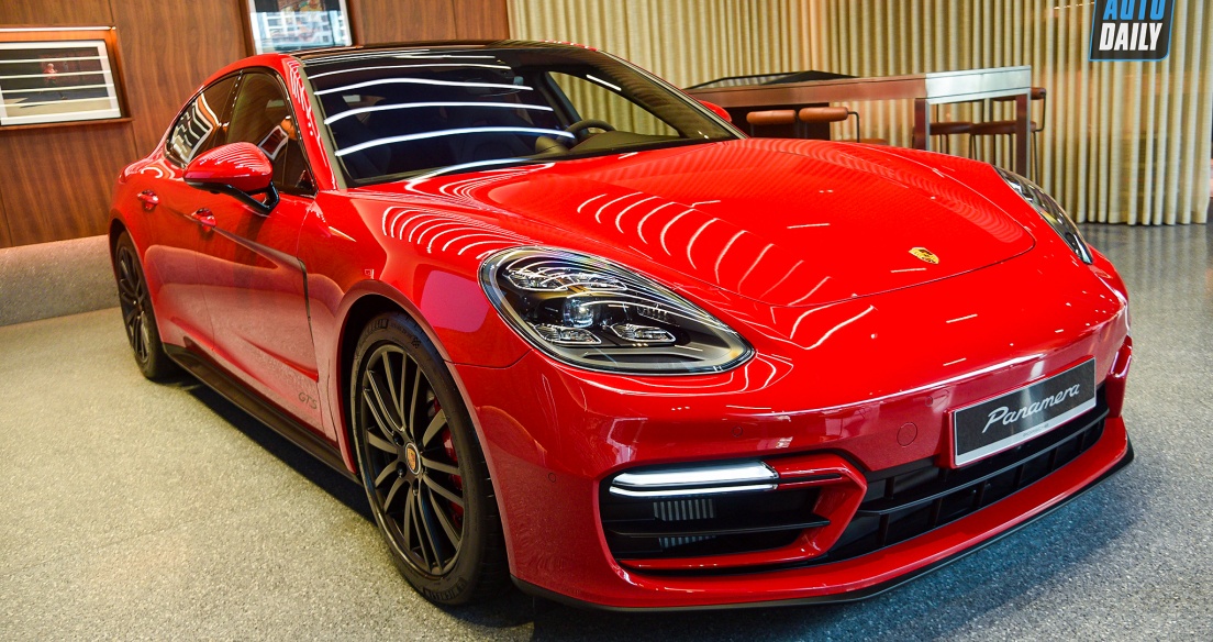 Porsche Panamera GTS 2022 với tuỳ chọn loa giá ngang một chiếc Toyota Vios