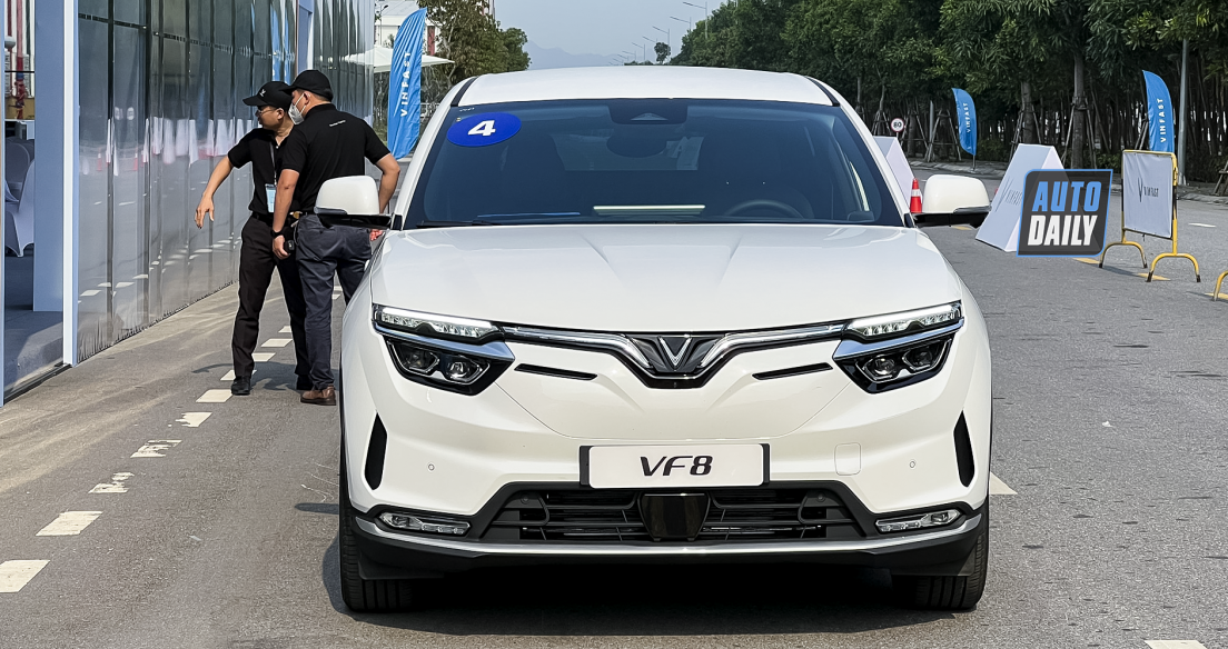 Ngày mai (10/9), VinFast sẽ bàn giao lô xe điện VF 8 đầu tiên cho khách Việt