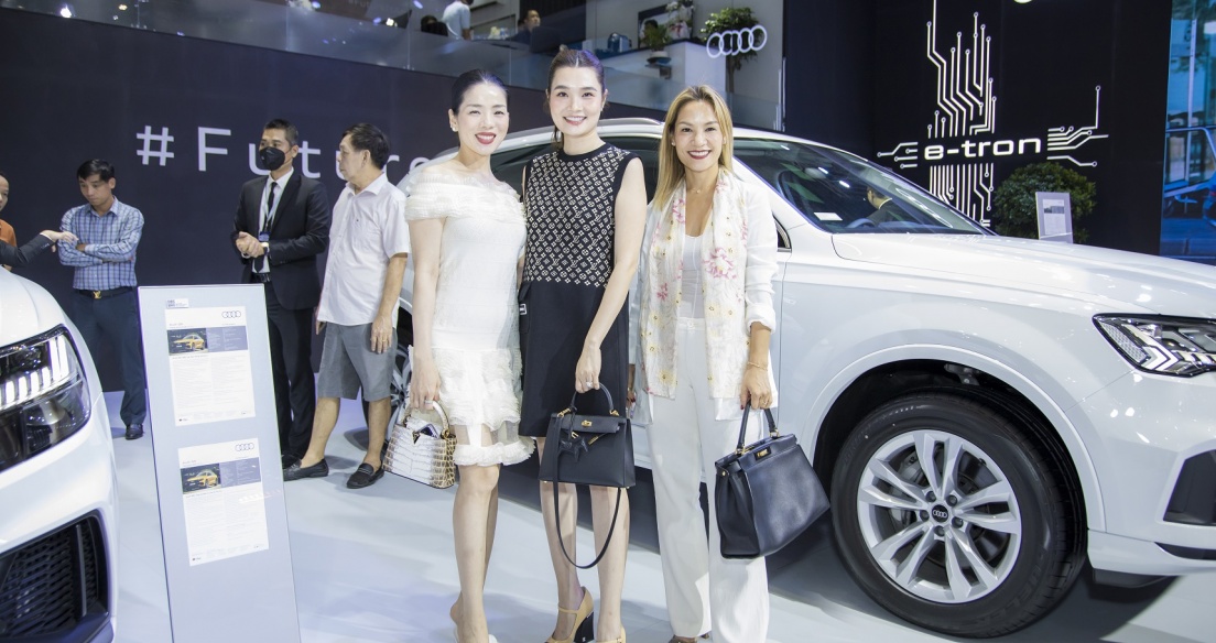 Ca sĩ Lệ Quyên hào hứng xem mẫu Audi e-tron SUV tại VMS 2022