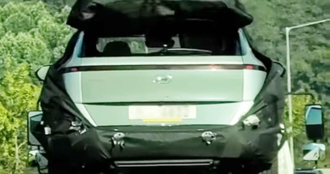 Hyundai Kona 2024 lộ thiết kế đuôi xe cực ấn tượng, như Tesla Cybertruck