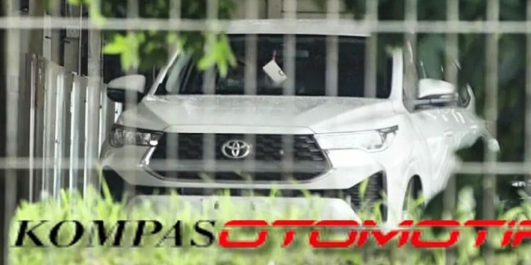 Toyota Innova 2023 bất ngờ lộ diện không che chắn trước ngày ra mắt