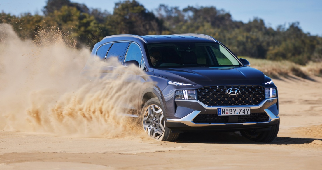 Hyundai Santa Fe Hybrid 2023 ra mắt: Mạnh hơn động cơ Turbo-Diesel, giá từ 42.479 USD