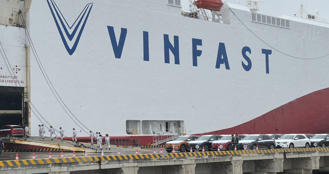 Khoảnh khắc dàn xe điện VinFast lên tàu sang Mỹ