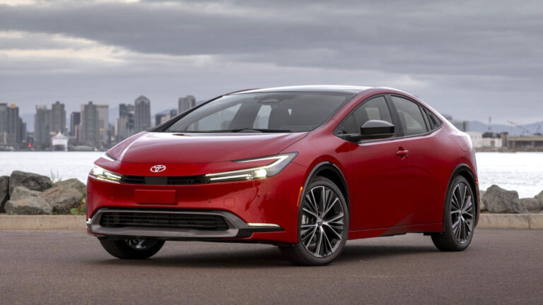 Toyota Prius 2023 chốt giá từ 27.450 USD, tăng gần 3.000 USD