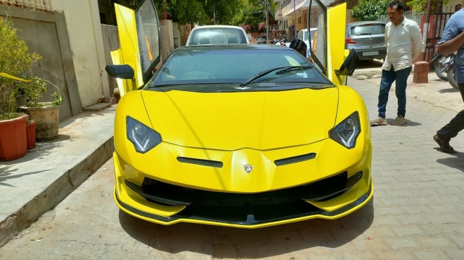 Dân chơi Ấn Độ 'biến' Honda Civic thành Lamborghini Aventador SVJ