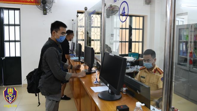 Từ hôm nay, người dân có thể làm thủ tục đăng ký, khai báo phương tiện online