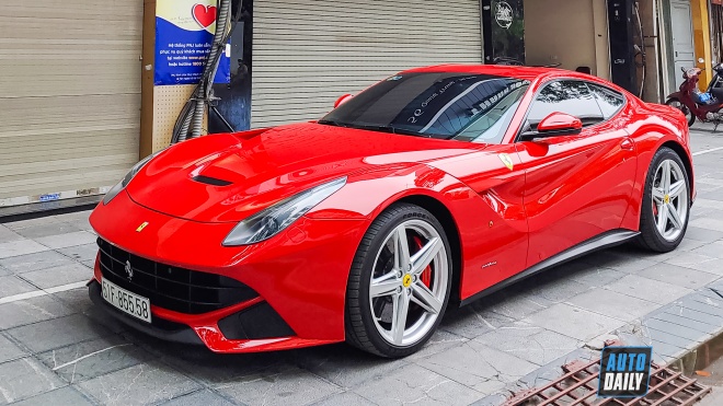 Siêu ngựa Ferrari F12 Berlinetta đầu tiên về Việt Nam tái xuất tại Hà Nội