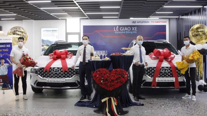 Bộ đôi cầu thủ Trần Đình Trọng và Trần Văn Kiên rủ nhau tậu Hyundai Santa Fe 2021