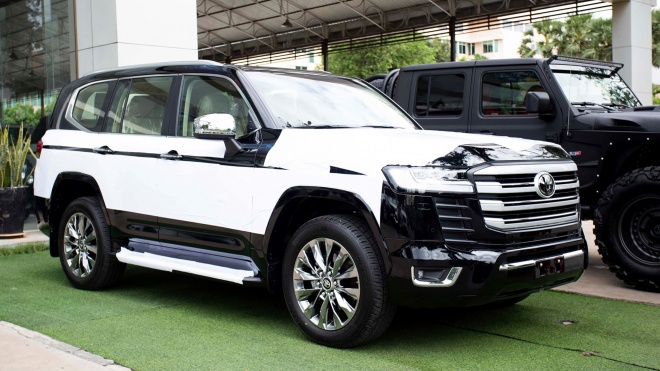 Cận cảnh Toyota Land Cruiser VXR 2022 vừa về Campuchia