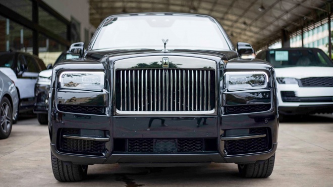 Rolls-Royce Cullinan Black Badge bản kéo dài và chống đạn về Campuchia