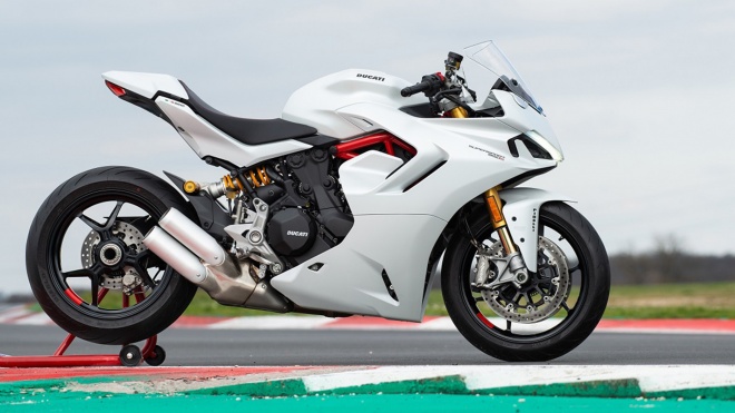 Ducati SuperSport 950 2021 có giá từ 18.300 USD