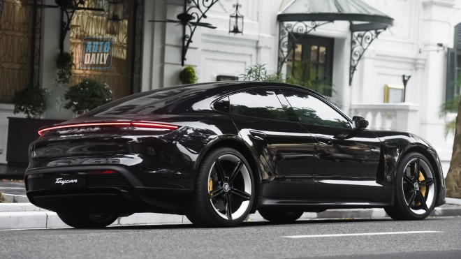 Chiêm ngưỡng xe điện Porsche Taycan Turbo màu đen đầu tiên Việt Nam