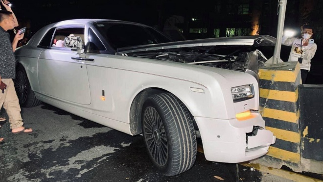 Rolls-Royce phantom Coupe Series II của đại gia Campuchia gặp nạn