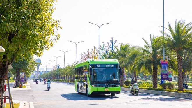Xe buýt điện VinBus chính thức tham gia mạng lưới vận tải công cộng Hà Nội