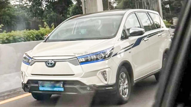 Toyota Innova chạy điện lần đầu lộ diện trên đường phố