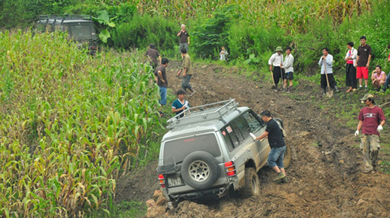 Ca sỹ Thái Thùy Linh “bén duyên” với offroad offroad 4x4