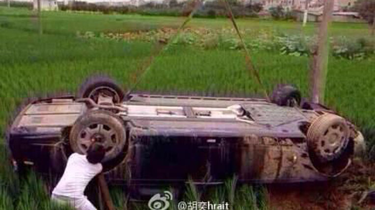 Rolls-Royce Phantom bay xuống ruộng, chổng bánh lên trời rolls-royce-crash (1).jpg