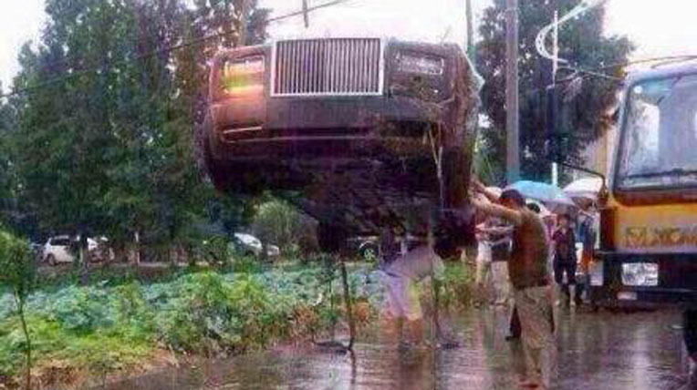 Rolls-Royce Phantom bay xuống ruộng, chổng bánh lên trời rolls-royce-crash (2).jpg