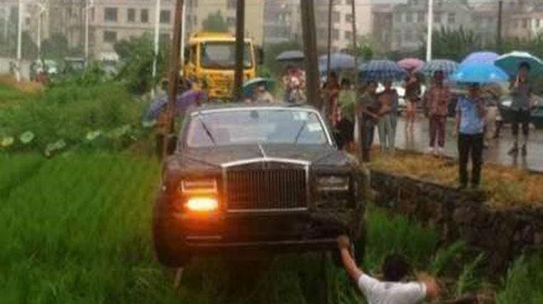 Rolls-Royce Phantom bay xuống ruộng, chổng bánh lên trời rolls-royce-crash (3).jpg