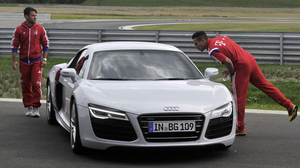 Dàn sao Bayern Munich phấn khích với trải nghiệm xe Audi bayern-munich-audi (6).jpg