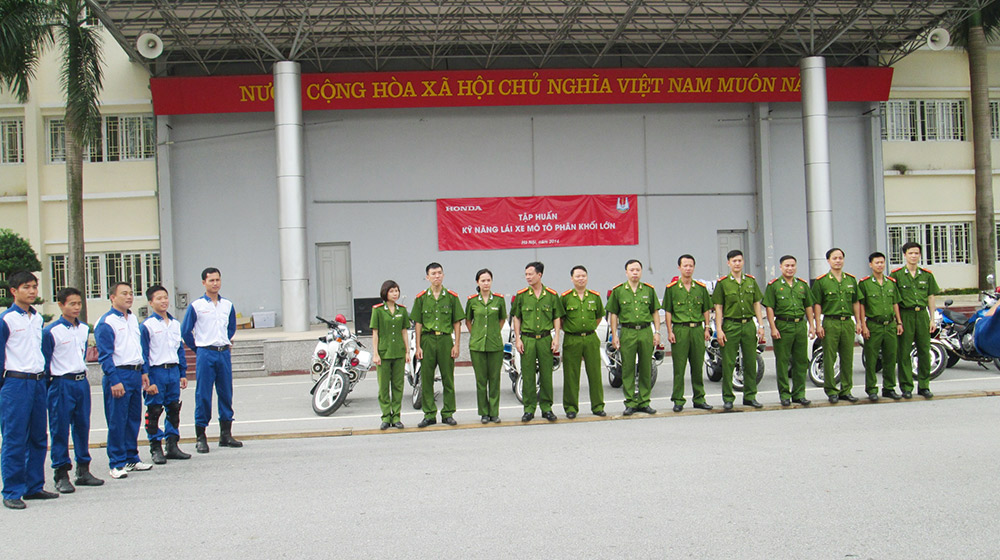 Cán bộ Giáo viên Học viện Cảnh sát nhân dân tập huấn lái xe phân khối lớn 1.-HDV-của-HVN-và-cán-bộ-giáo-viên-học-viện-cảnh-sát-sẵn-sàng-cho-buổi-đào-tạo.jpg