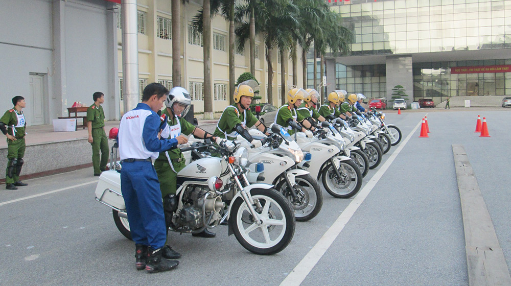 Cán bộ Giáo viên Học viện Cảnh sát nhân dân tập huấn lái xe phân khối lớn 2.-HDV-hướng-dẫn-tư-thế-ngồi-xe-đúng-cách.jpg