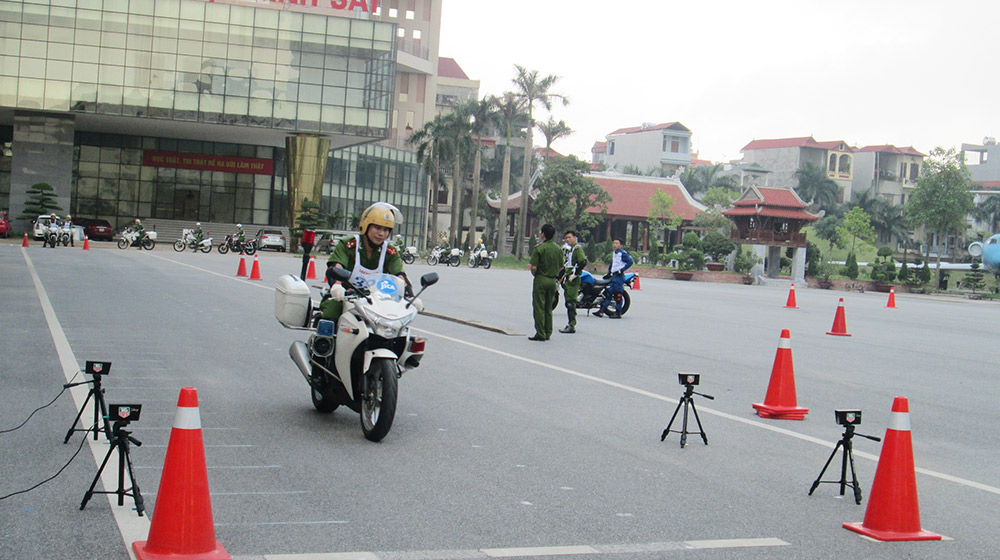 Cán bộ Giáo viên Học viện Cảnh sát nhân dân tập huấn lái xe phân khối lớn 3.-Phần-thi-phanh-khẩn-cấp.jpg