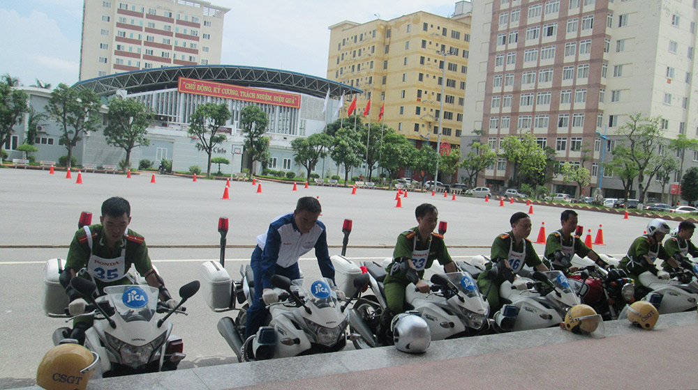 Cán bộ Giáo viên Học viện Cảnh sát nhân dân tập huấn lái xe phân khối lớn 4.-Hướng-dẫn-thăng-bằng-nâng-cao.jpg