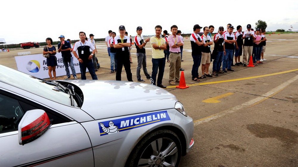 Trải nghiệm 17 mẫu xe Mercedes-Benz tại Đà Nẵng Hang lop xe cao cap Michelin se tiep tuc dong hanh cung chuong trinh.JPG
