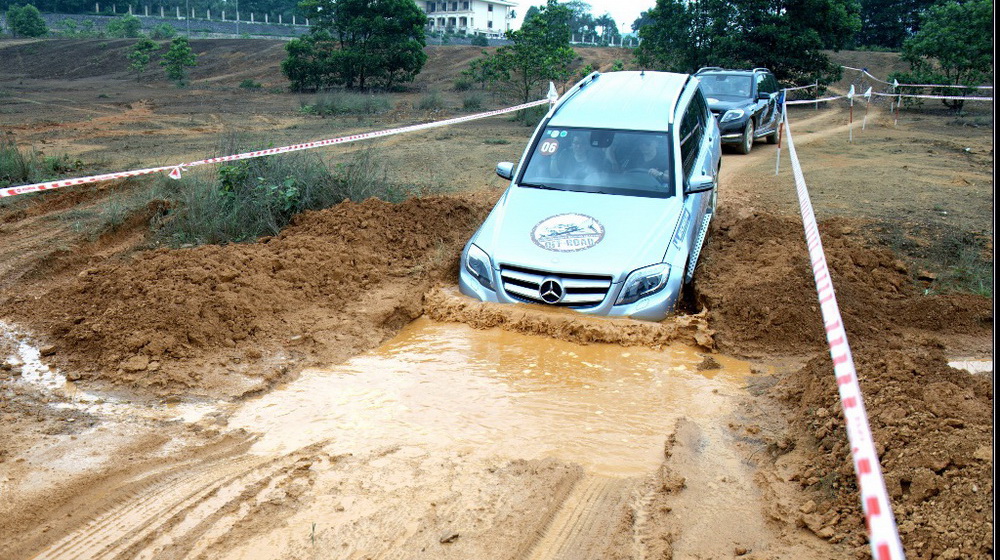 Trải nghiệm 17 mẫu xe Mercedes-Benz tại Đà Nẵng Kha nang loi nuoc cua cac dong SUV cung duoc khai thac o chuong trinh lan nay.jpg