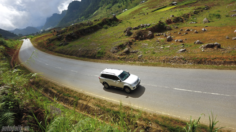 Phấn khích cùng “chiến binh” Mitsubishi Pajero Sport 4x4 AT pajero-sport-2014 (2).jpg