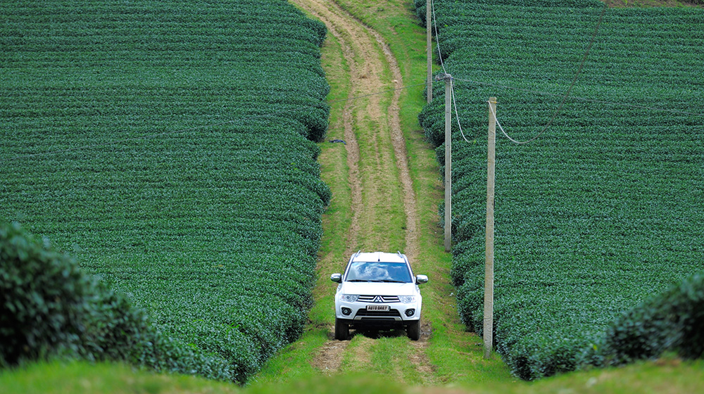 Phấn khích cùng “chiến binh” Mitsubishi Pajero Sport 4x4 AT pajero-sport-2014 (2b).jpg