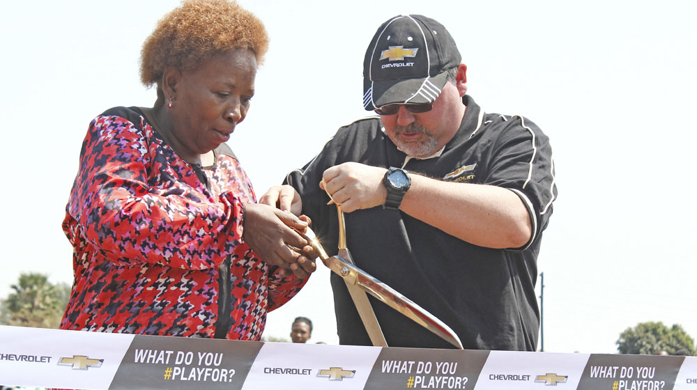 Chevrolet và Dự án One World Futbol trao tặng Quả bóng thứ 1 triệu chevrolet (2).jpg