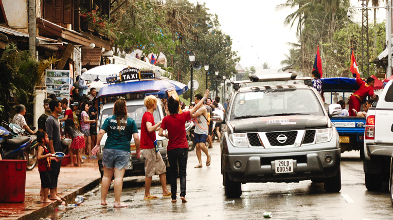 Văn hóa lái xe của người Việt “lùn” hơn người Lào _AUT6686.jpg