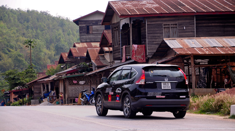 Văn hóa lái xe của người Việt “lùn” hơn người Lào autodaily-lao-trip-day-2 (10).jpg