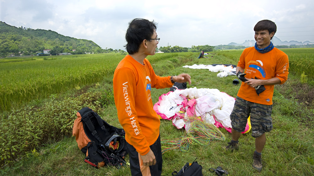 Một ngày đi bay cùng Ford EcoSport ecosport-2014-parachute-press (26).jpg