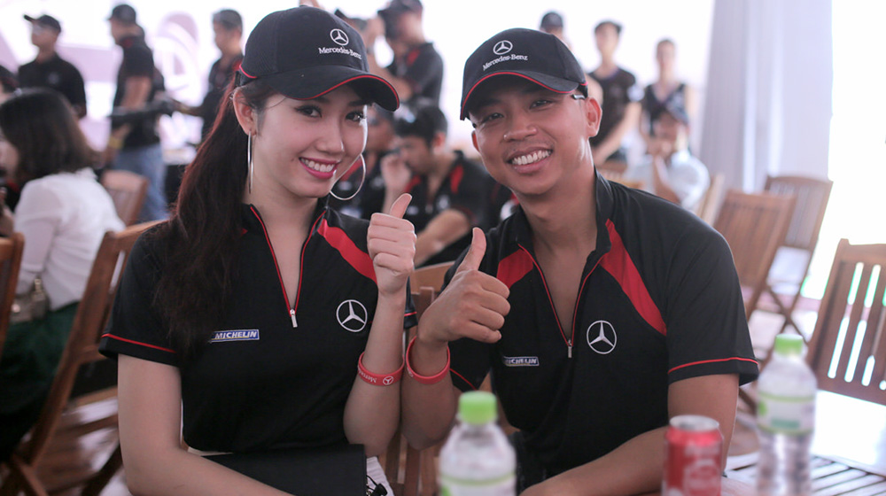 Trải nghiệm 7 cung đường cảm xúc trên các dòng xe Mercedes Hoa-hau-trang-suc-Thuy-Ngan-va-Kien-tuong-dancesport-Chi-Anh-cung-tham-gia-Hoc-vien-lai-xe-an-toan-Mercedes-Benz.jpg