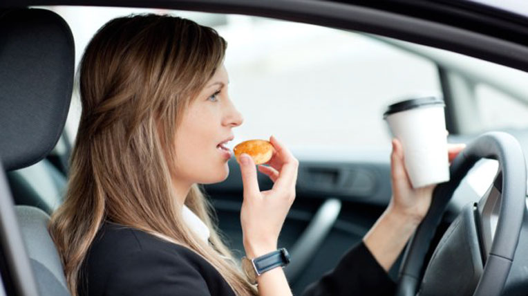 Lái xe giỏi hơn nhờ… ăn GETTY_N_123011_DriverEating.jpg