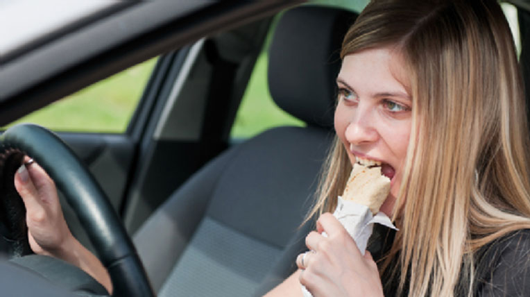 Lái xe giỏi hơn nhờ… ăn eatingwhiledriving3.jpg