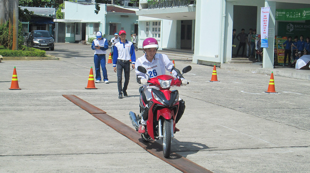 Honda Việt Nam với cuộc thi ATGT ở miền Trung 2.-Phần-thi-kĩ-năng-lái-xe.jpg