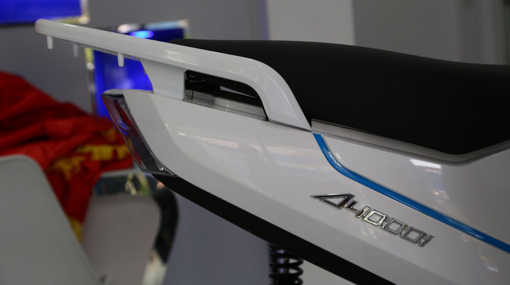 Cận cảnh Terra A4000i: Xe máy điện đắt hơn cả Honda SH 150i terra-a4000i (12).jpg